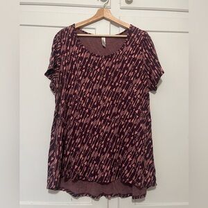 LuLaRoe Christy Tee 2XL Wine Pink Arrow Pattern Short Sleeve Stretch Top